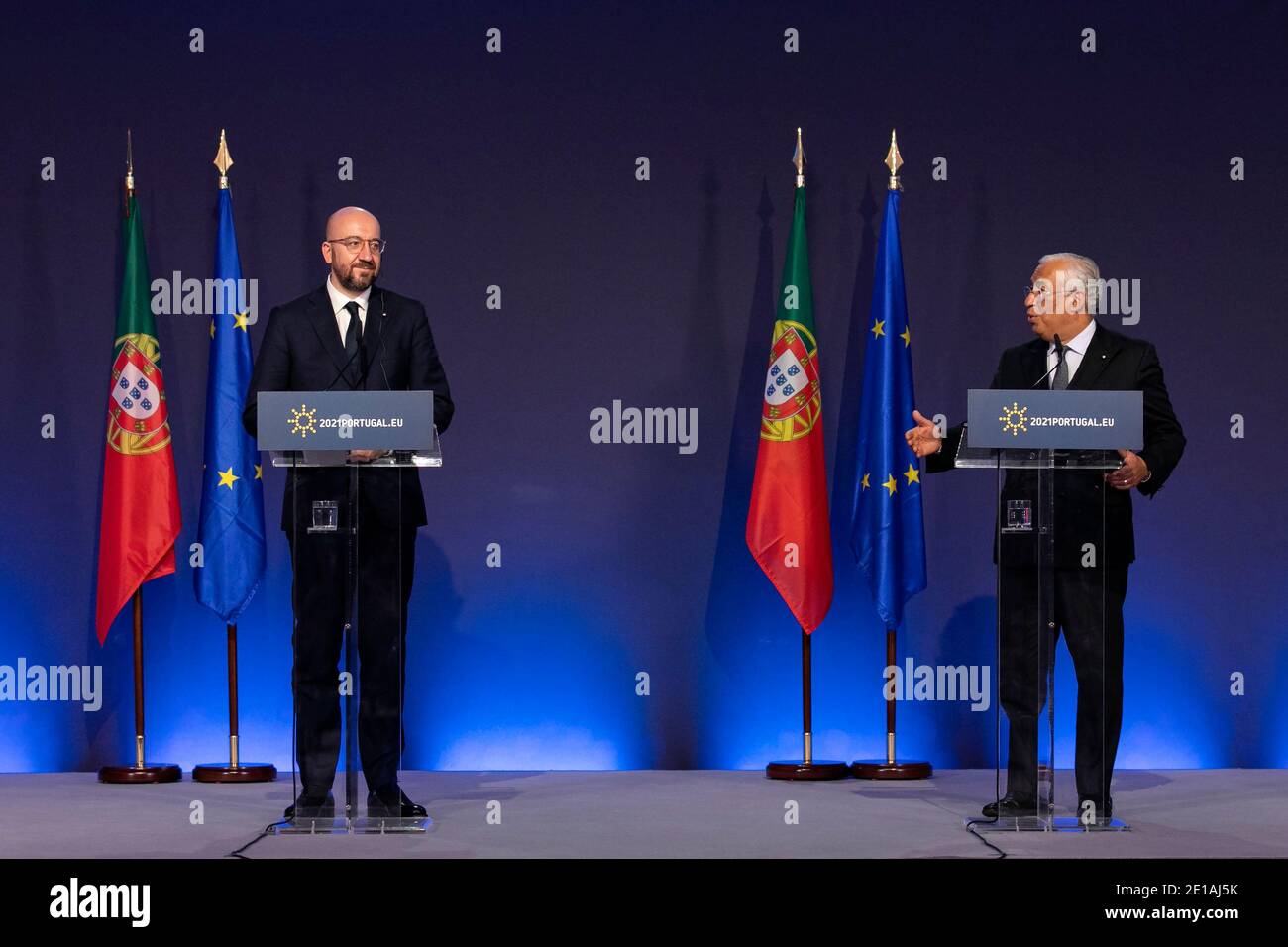 Le président du Conseil européen, Charles Michel (L), et le Premier ministre portugais, Antonio Costa (R), sont vus lors d'une conférence de presse conjointe lors de l'inauguration de la présidence tournante portugaise du Conseil de l'UE. Le Portugal présidera le conseil de l'Union européenne au cours du premier semestre 2021. La présidence est chargée de faire avancer les travaux du Conseil sur la législation de l'UE, en assurant la continuité de l'agenda de l'UE, des processus législatifs ordonnés et de la coopération entre les États membres. Banque D'Images