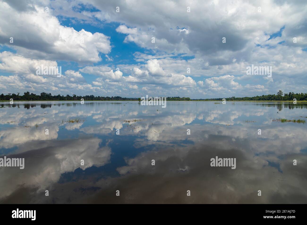 Paysage avec des nuages réfléchis sur l'eau, dans le lac entourant le temple bouddhiste Neak Pean, dans le complexe archéologique d'Angkor, près de la Banque D'Images