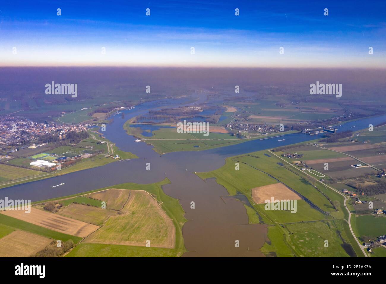 Traversée de la rivière Lek ou Nederrijn avec le canal Rijn d'Amsterdam. Deux routes maritimes principales aux pays-Bas. Banque D'Images