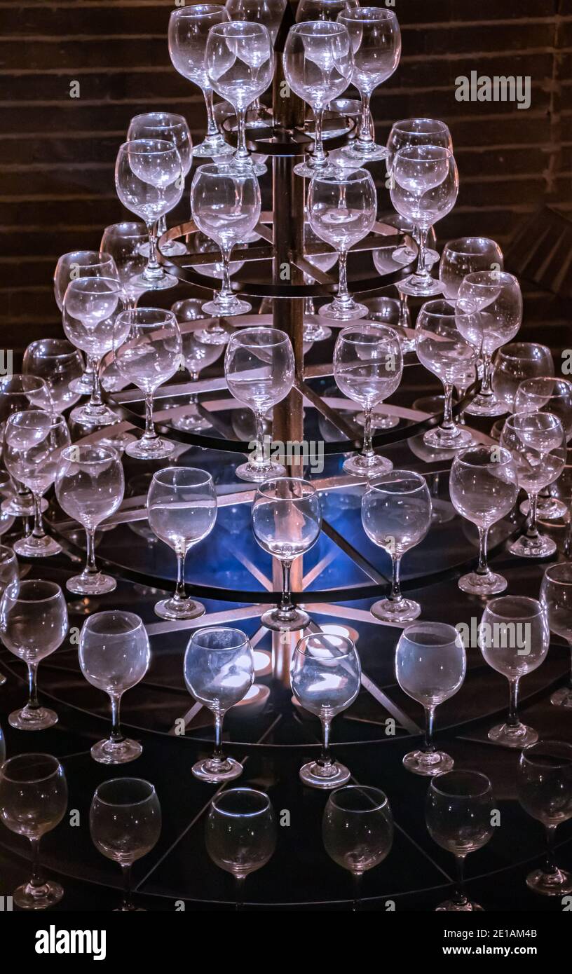 Une décoration de fête faite d'une tour de verres à vin Banque D'Images