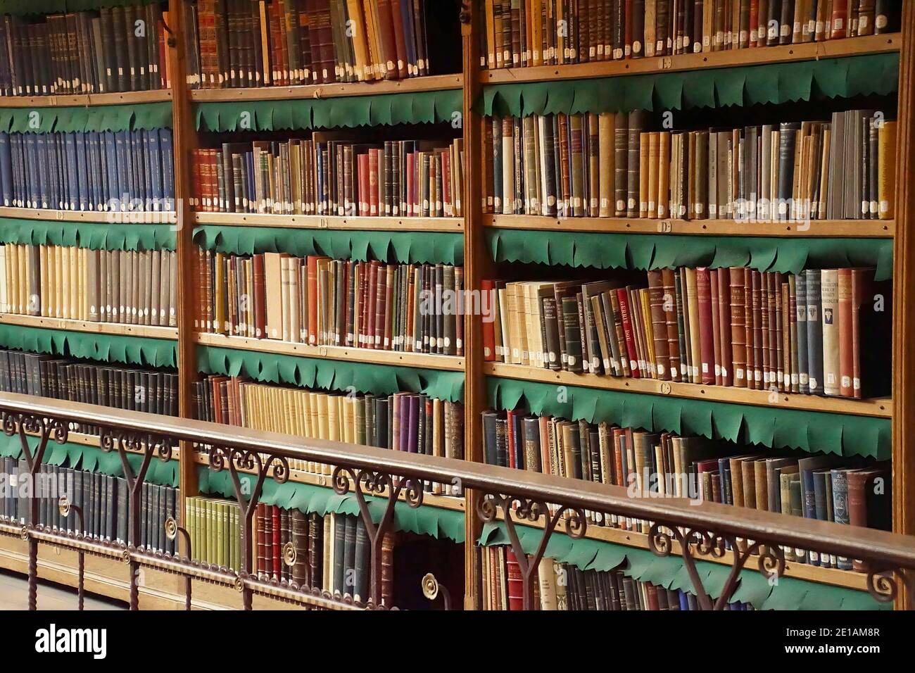 AMSTERDAM, PAYS-BAS - DEC 14, 2018 - piles de livres dans la bibliothèque du Musée Rijks, Amsterdam, pays-Bas Banque D'Images