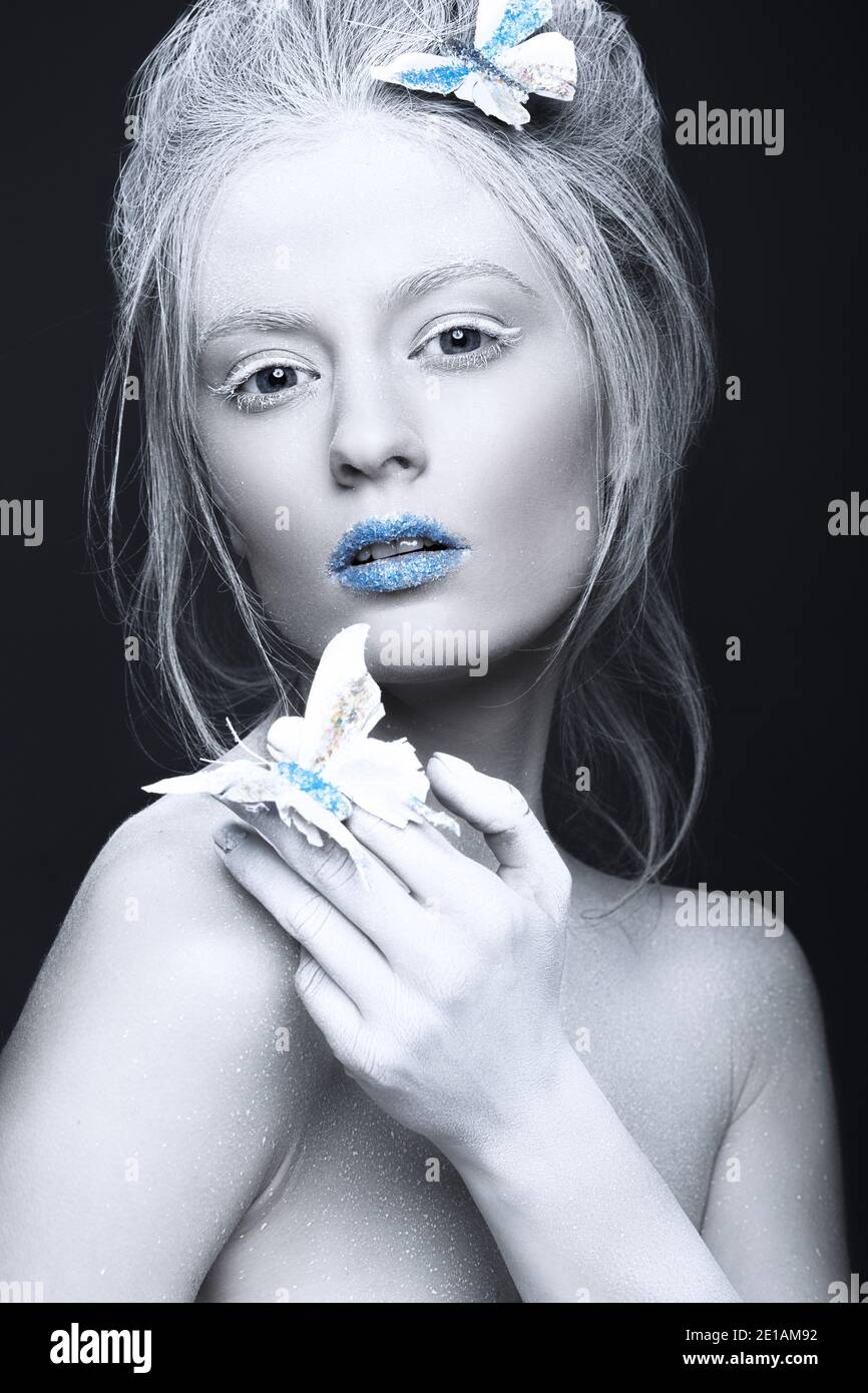 Portrait d'une belle femme dans un look d'hiver inhabituel avec des lèvres bleues. Maquillage créatif. Aspect artistique. Banque D'Images