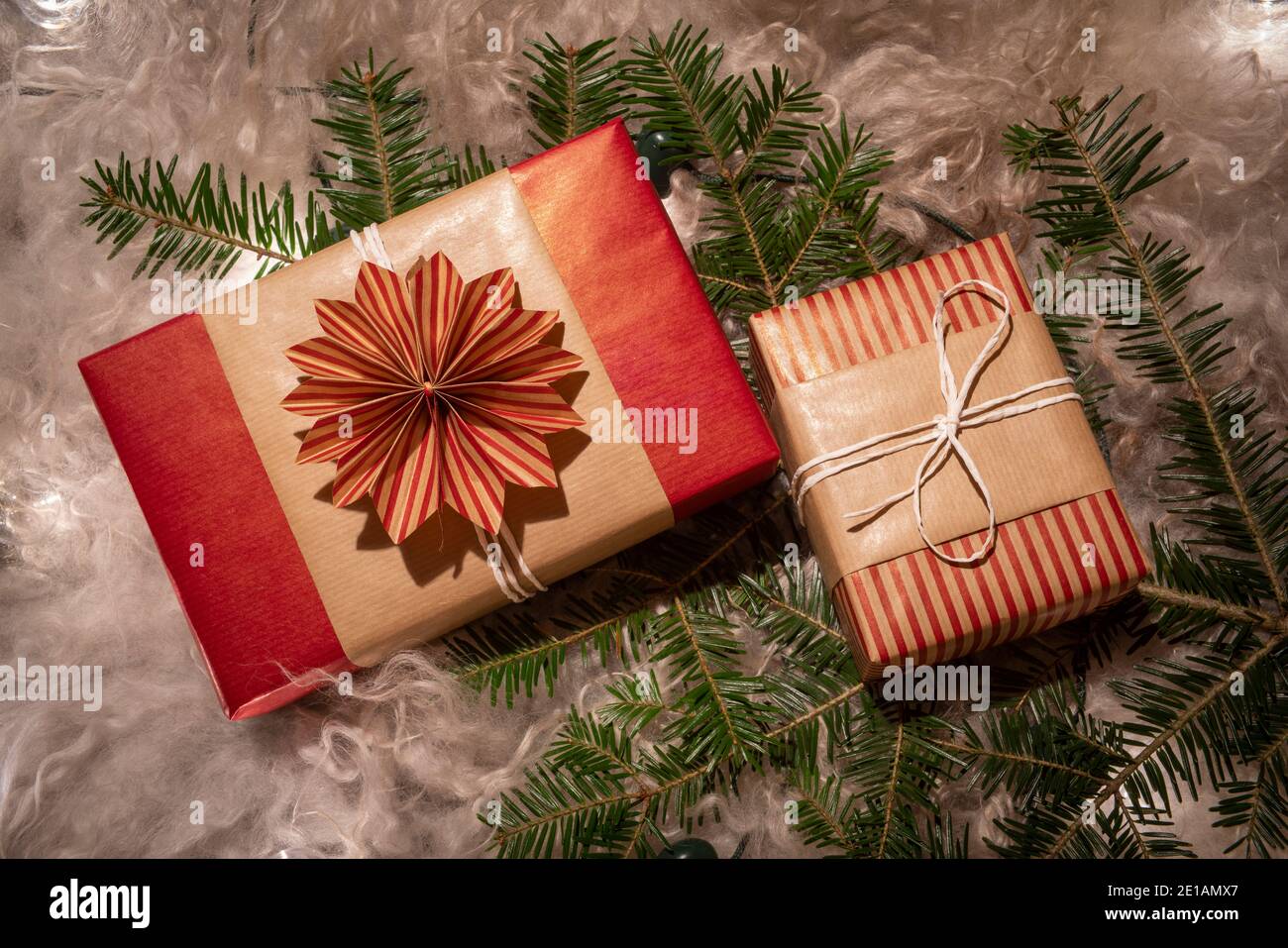 Fond de Noël joyeux et carte de vœux des fêtes joyeuses avec boîtes cadeaux décoratives faites à la main sur la branche de laine et de fibre. Thème des vacances d'hiver et Banque D'Images