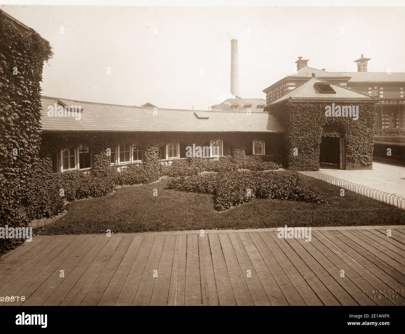 Ellis Island - au XIXe siècle, Ellis Island était le site de fort Gibson et devint plus tard un magazine naval. La première station d'inspection a ouvert ses portes en 1892 et a été détruite par un incendie en 1897. La deuxième station a ouvert ses portes en 1900 et abritait des installations pour les quarantaines médicales ainsi que pour le traitement des immigrants. Après 1924, Ellis Island a été utilisé principalement comme centre de détention pour les migrants. Pendant la première Guerre mondiale et la deuxième Guerre mondiale, ses installations ont également été utilisées par l'armée américaine pour retenir des prisonniers de guerre. Banque D'Images