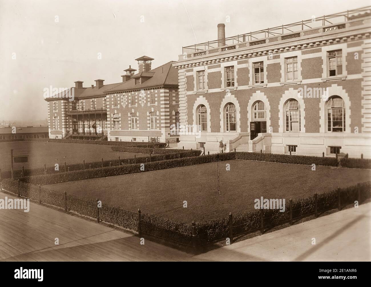 Ellis Island - au XIXe siècle, Ellis Island était le site de fort Gibson et devint plus tard un magazine naval. La première station d'inspection a ouvert ses portes en 1892 et a été détruite par un incendie en 1897. La deuxième station a ouvert ses portes en 1900 et abritait des installations pour les quarantaines médicales ainsi que pour le traitement des immigrants. Après 1924, Ellis Island a été utilisé principalement comme centre de détention pour les migrants. Pendant la première Guerre mondiale et la deuxième Guerre mondiale, ses installations ont également été utilisées par l'armée américaine pour retenir des prisonniers de guerre. Banque D'Images