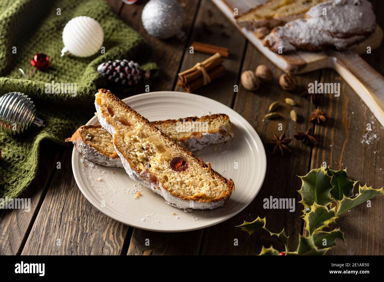 Noël stollen sur fond de bois. Dessert traditionnel allemand de pâtisserie de pain sucré festif. Stollen pour Noël Banque D'Images