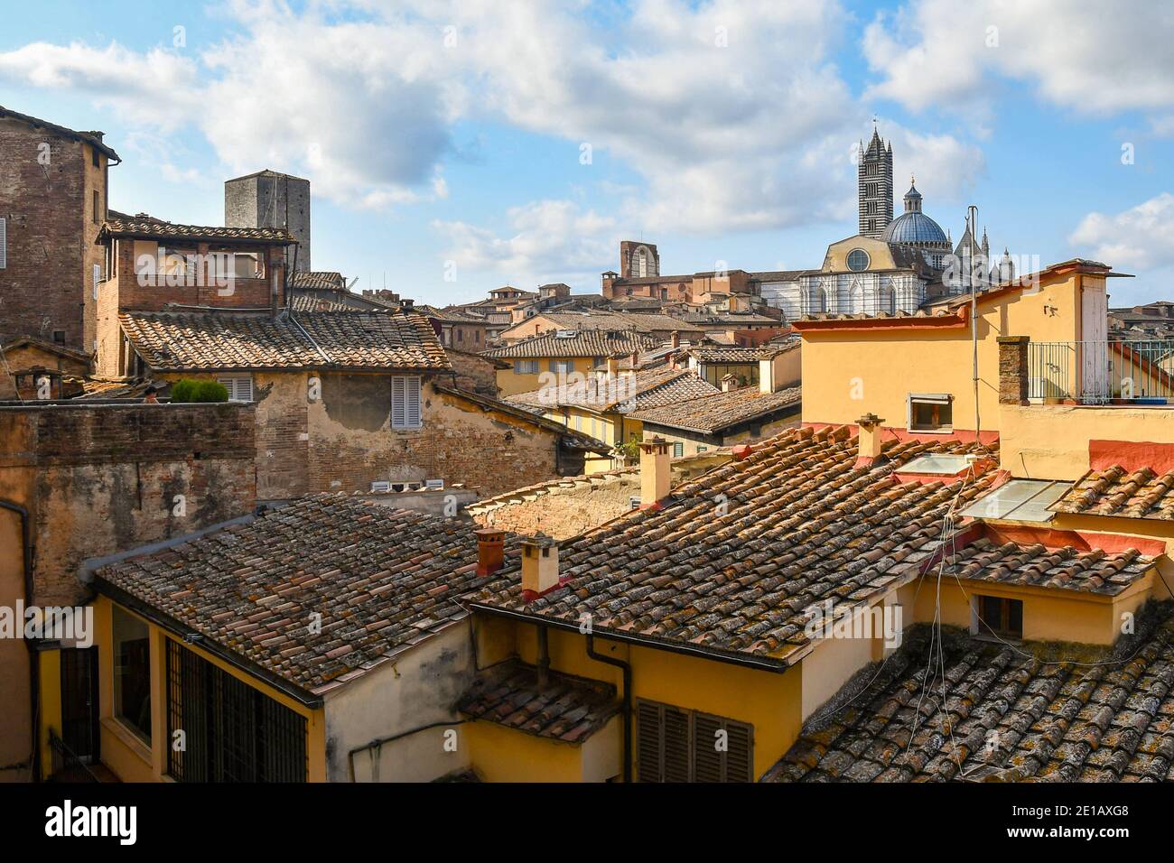 Vue sur les toits du centre historique de Sienne avec la cathédrale en arrière-plan sur le ciel bleu clair, Toscane, Italie Banque D'Images