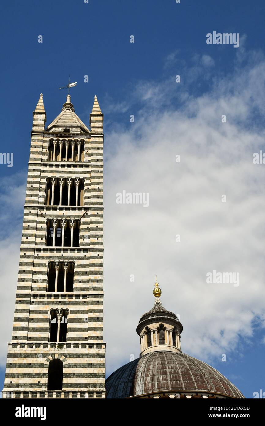 Clocher de la cathédrale de Sienne (XIVe siècle) de style roman, avec des bandes de marbre blanc et vert, site classé au patrimoine mondial de l'UNESCO, Toscane, Italie Banque D'Images