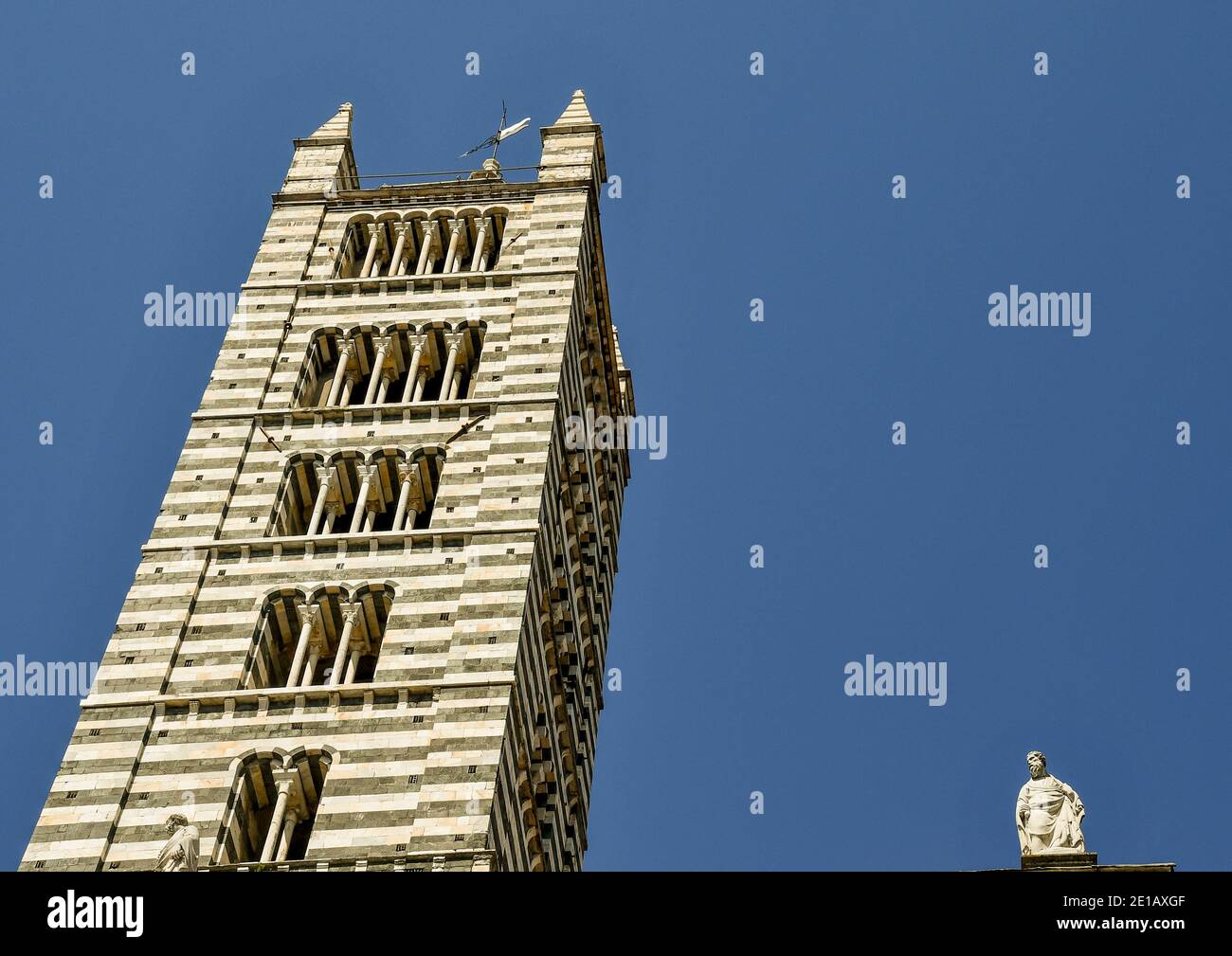 Clocher de la cathédrale de Sienne (XIVe siècle) de style roman, avec des bandes de marbre blanc et vert, site classé au patrimoine mondial de l'UNESCO, Toscane, Italie Banque D'Images