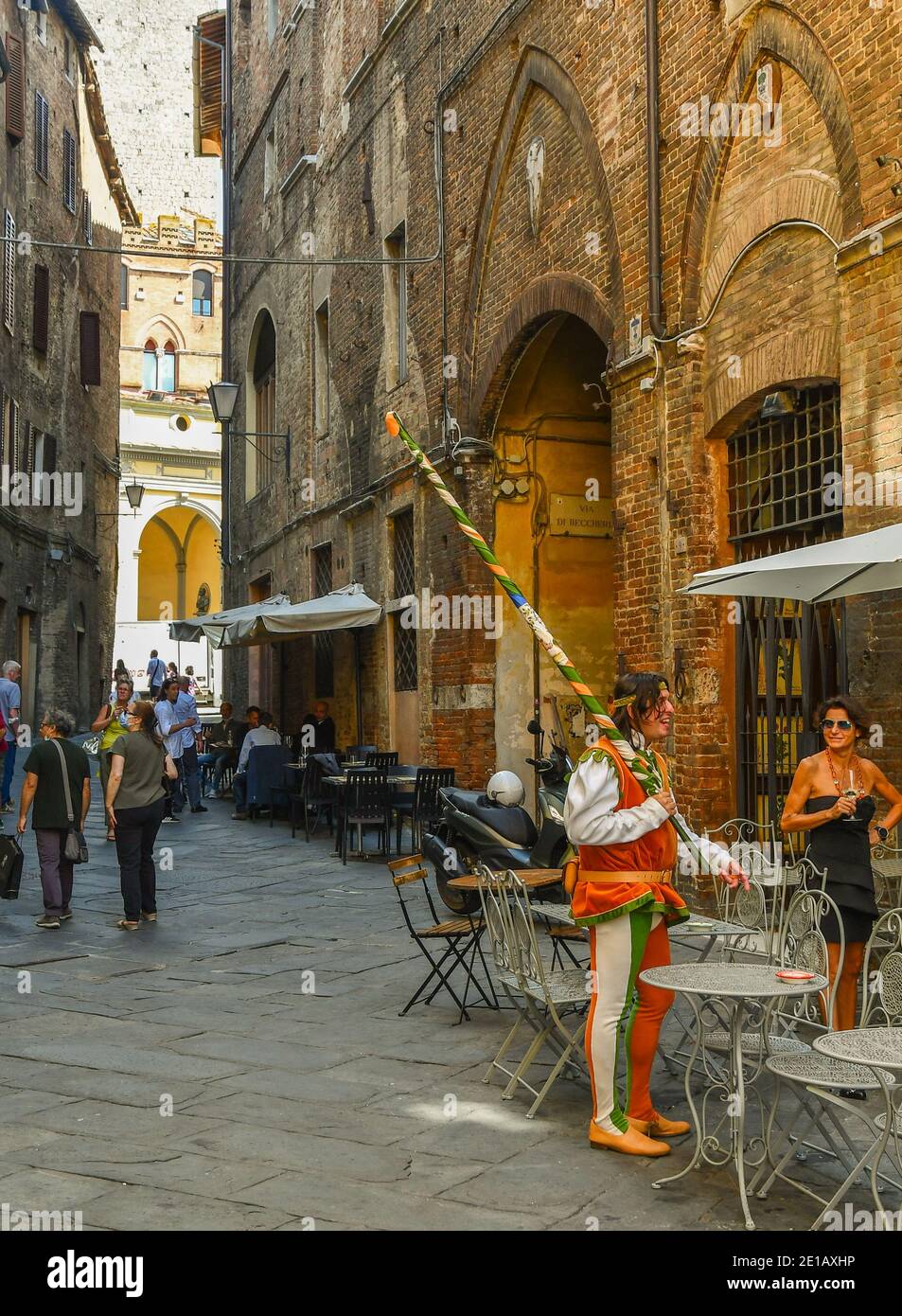 Jeune homme vêtu du costume typique de la Contrada della Selva dans la via Diacceto, une ruelle étroite dans la vieille ville de Sienne, Toscane, Italie Banque D'Images