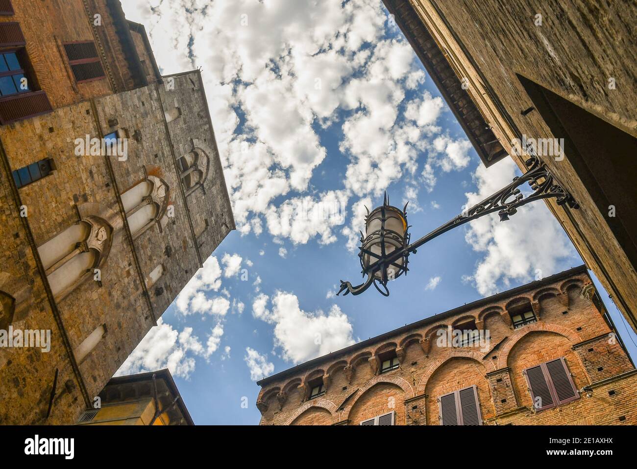 Vue à angle bas des palais de Costarella dei Barbieri avec la tour médiévale Torre delle Sette Seghinelle dans la vieille ville de Sienne, Toscane, Italie Banque D'Images