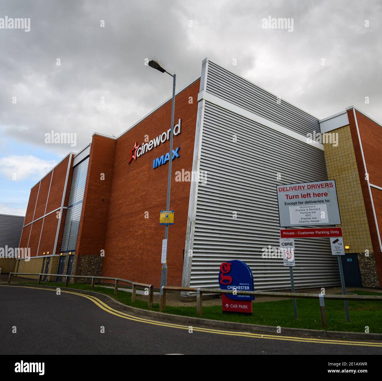 Chichester, Royaume-Uni - septembre 12 2020 : la façade du cinéma Cineworld à Terminus Road Banque D'Images