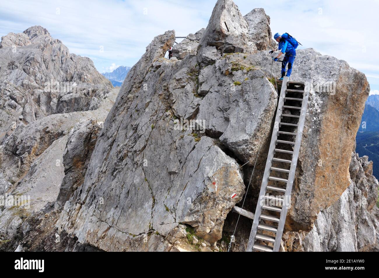 Activité d'escalade sur échelle en acier avec équipement de sécurité dans les Dolomites Banque D'Images