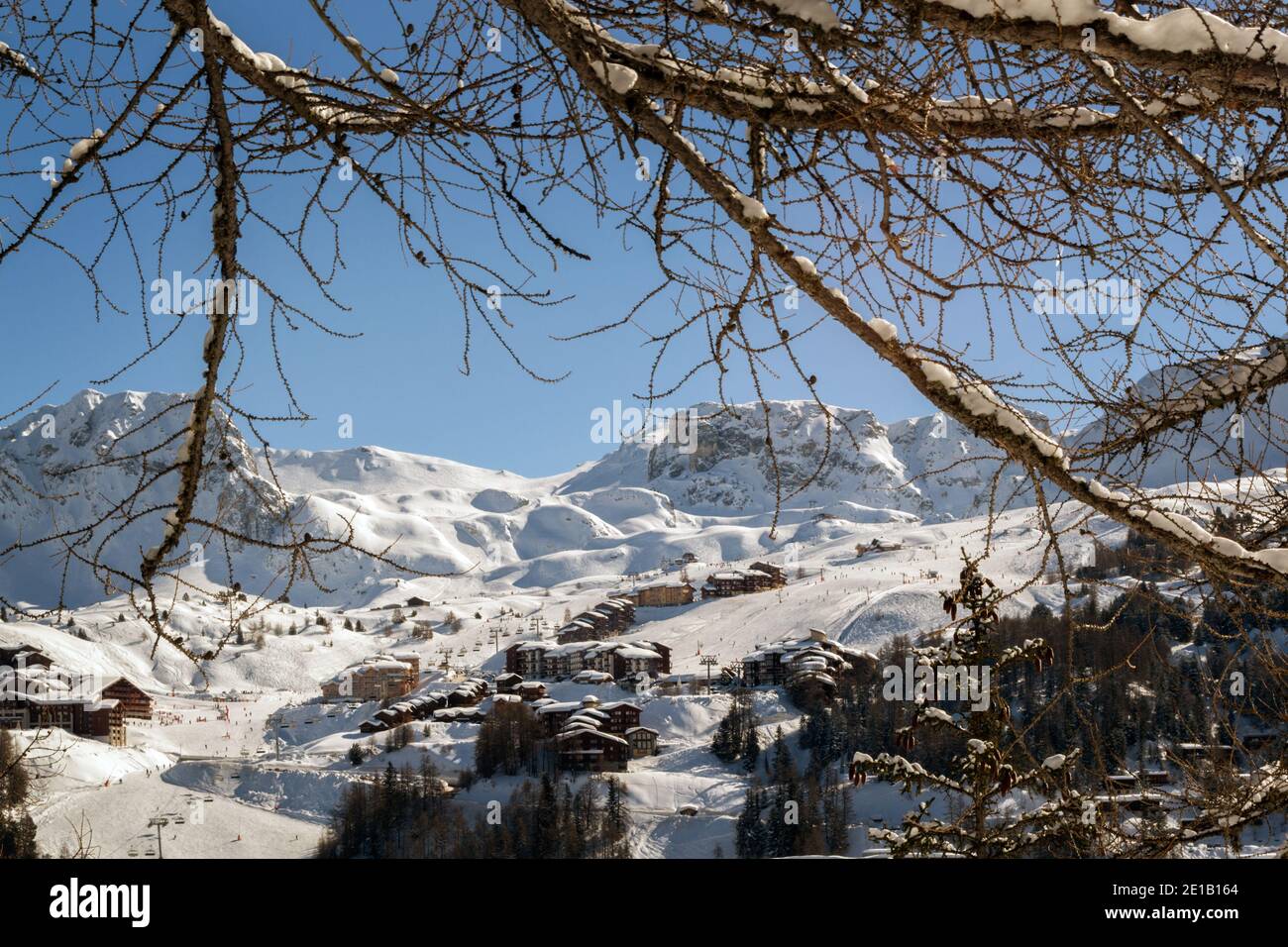 LA PLAGNE, FRANCE - 13 FÉVRIER 2018 : vue sur les chalets en bois de la Plagne, station de ski des Alpes françaises en hiver, dans un après-midi ensoleillé Banque D'Images