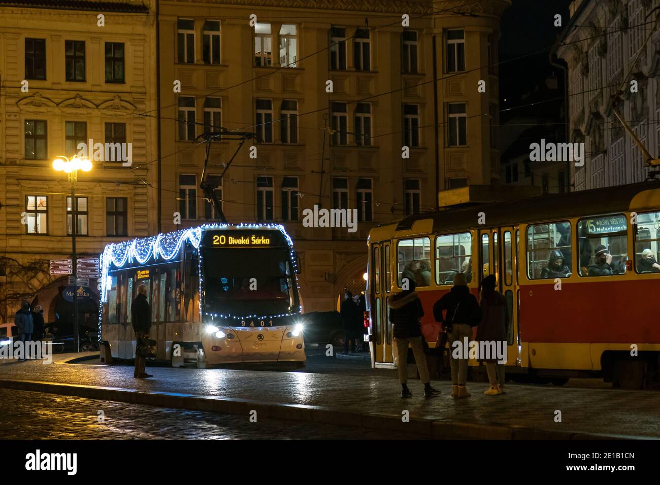 PRAGUE - 5 janvier : tram Skoda 15T avec décoration de Noël le 5 janvier 2021 à la place Malostranske, Prague, République Tchèque. Banque D'Images