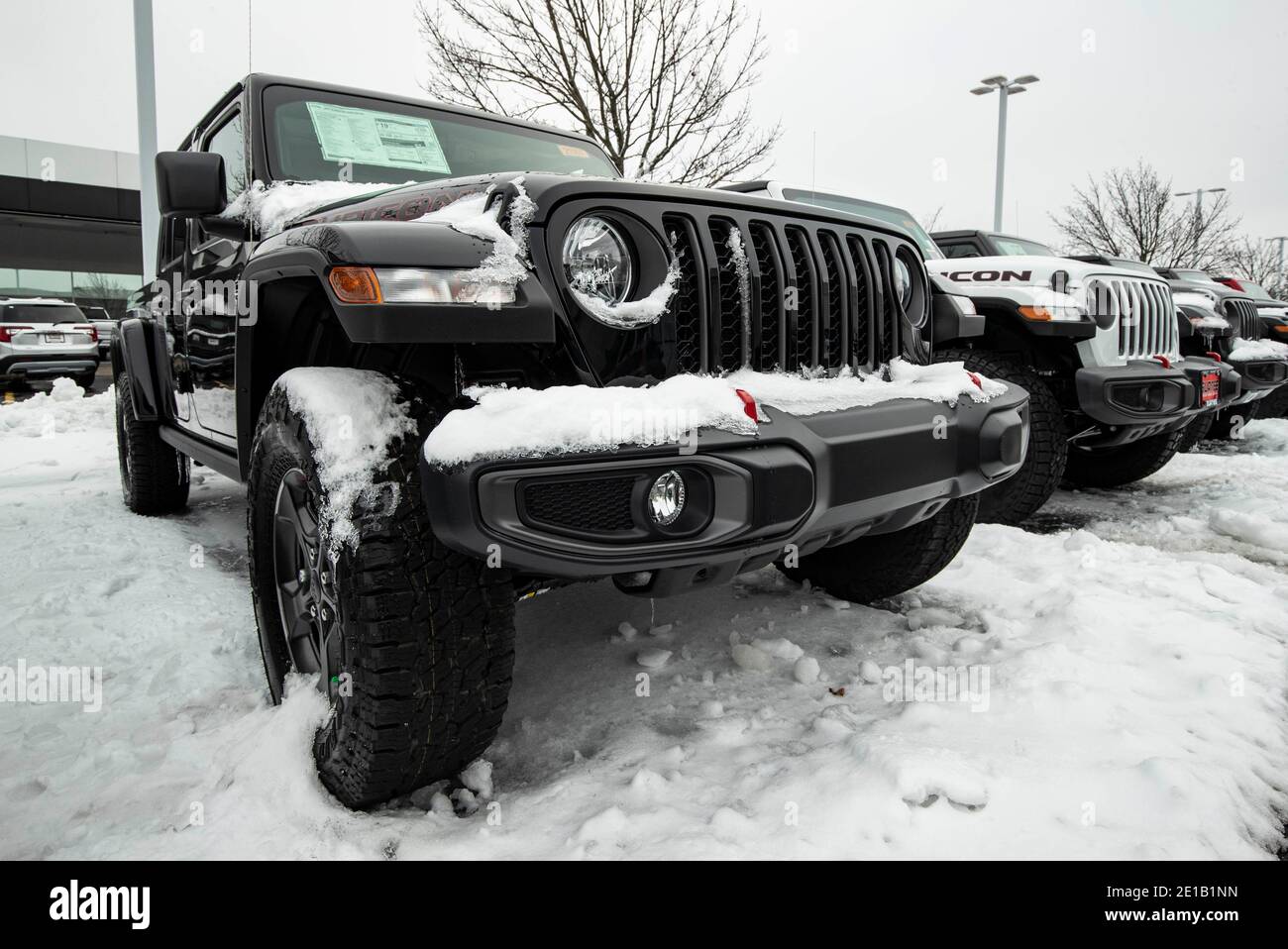 Gurnee, États-Unis. 5 janvier 2021. Un Jeep Wrangler Rubicon est vu dans un concessionnaire Fiat Chrysler automobiles (FCA) à Gurnee, Illinois, États-Unis, le 5 janvier 2021. Fiat Chrysler automobiles N.V. (FCA) a annoncé mardi sur son site Web qu'elle a vendu 1,820,636 véhicules aux États-Unis en 2020, en baisse de 17 % par rapport à 2019. Crédit: Joel Lerner/Xinhua/Alay Live News Banque D'Images