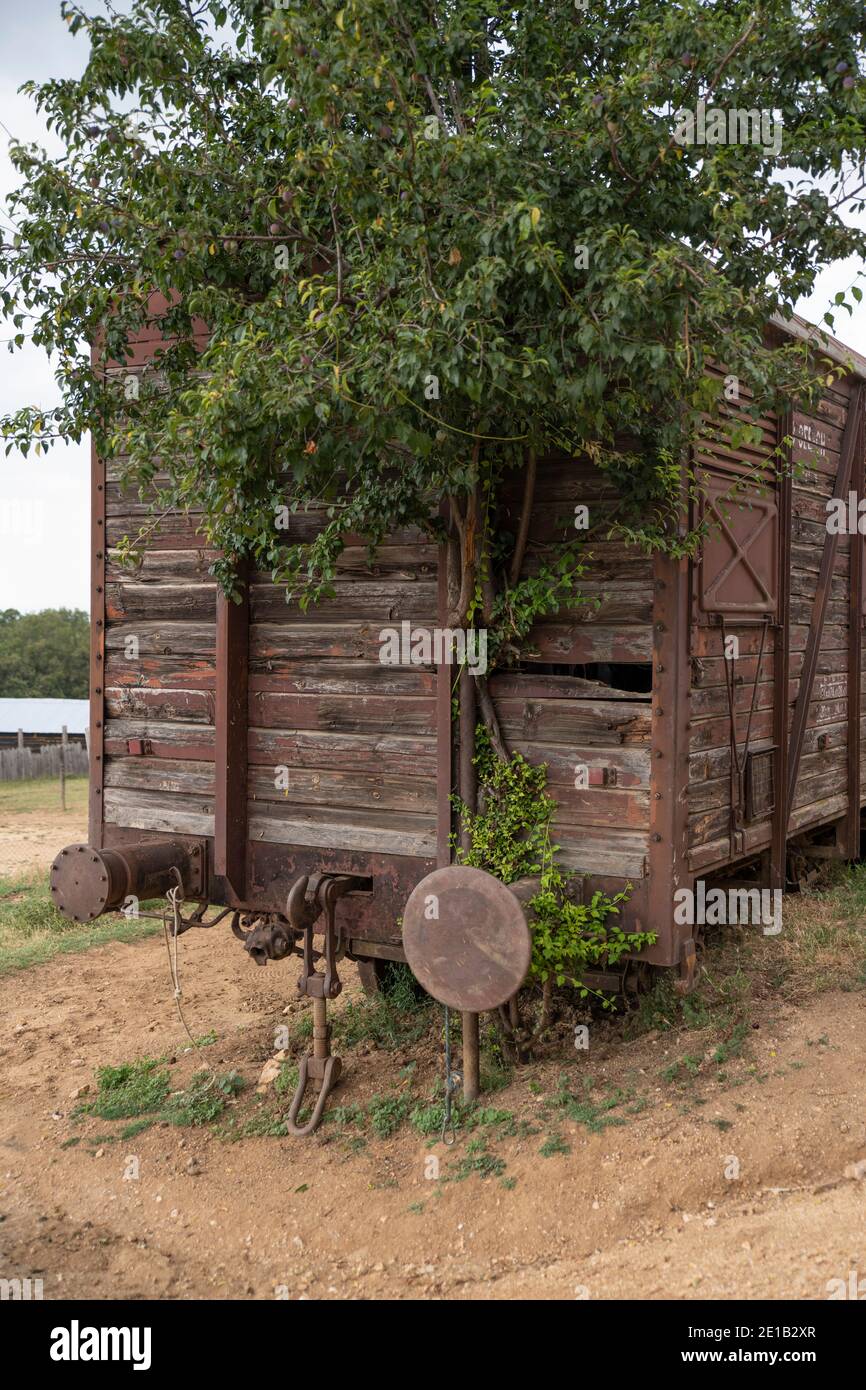 Un vieux train-Wagon d'époque abandonné dans un Ouest sauvage Ferme Banque D'Images