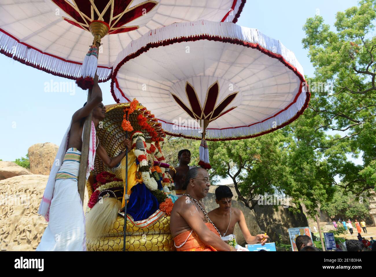 Sthalasayana Peruma procession de voiture de temple dans les rues de Mahabalipuram, Tamil Nadu, Inde. Banque D'Images