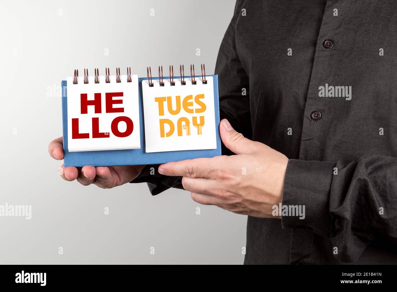 Bonjour mardi. Concept d'inspiration, de motivation et de réussite. Homme tenant un ordinateur portable coloré. Banque D'Images