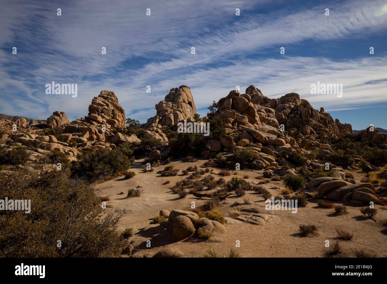 Joshua Tree, Californie, États-Unis. 26 décembre 2020. Hidden Valley Trail dans le parc. Le parc national de Joshua Tree, dans le sud-est de la Californie, porte le nom des Joshua Trees (Yucca brevifolia), indigènes du désert de Mojave. Initialement déclaré monument national en 1936, Joshua Tree a été redésigné comme parc national en 1994 lorsque le Congrès américain a adopté la California Desert protection Act. Couvrant un total de 790,636 acres, y compris les zones sauvages désignées. À cheval entre les comtés de San Bernardino et de Riverside, le parc comprend des parties de deux déserts, chacun un écosystème dont les caractéristiques sont de Banque D'Images