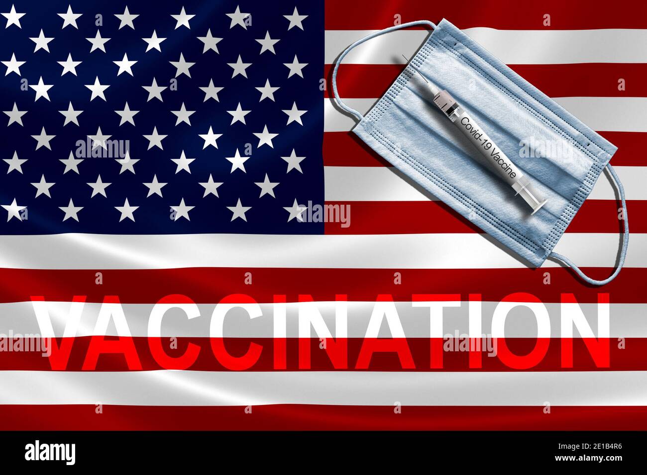 La vaccination COVID-19 aux États-Unis concept avec masque facial et vaccin à aiguille à seringue sur le drapeau américain. Banque D'Images