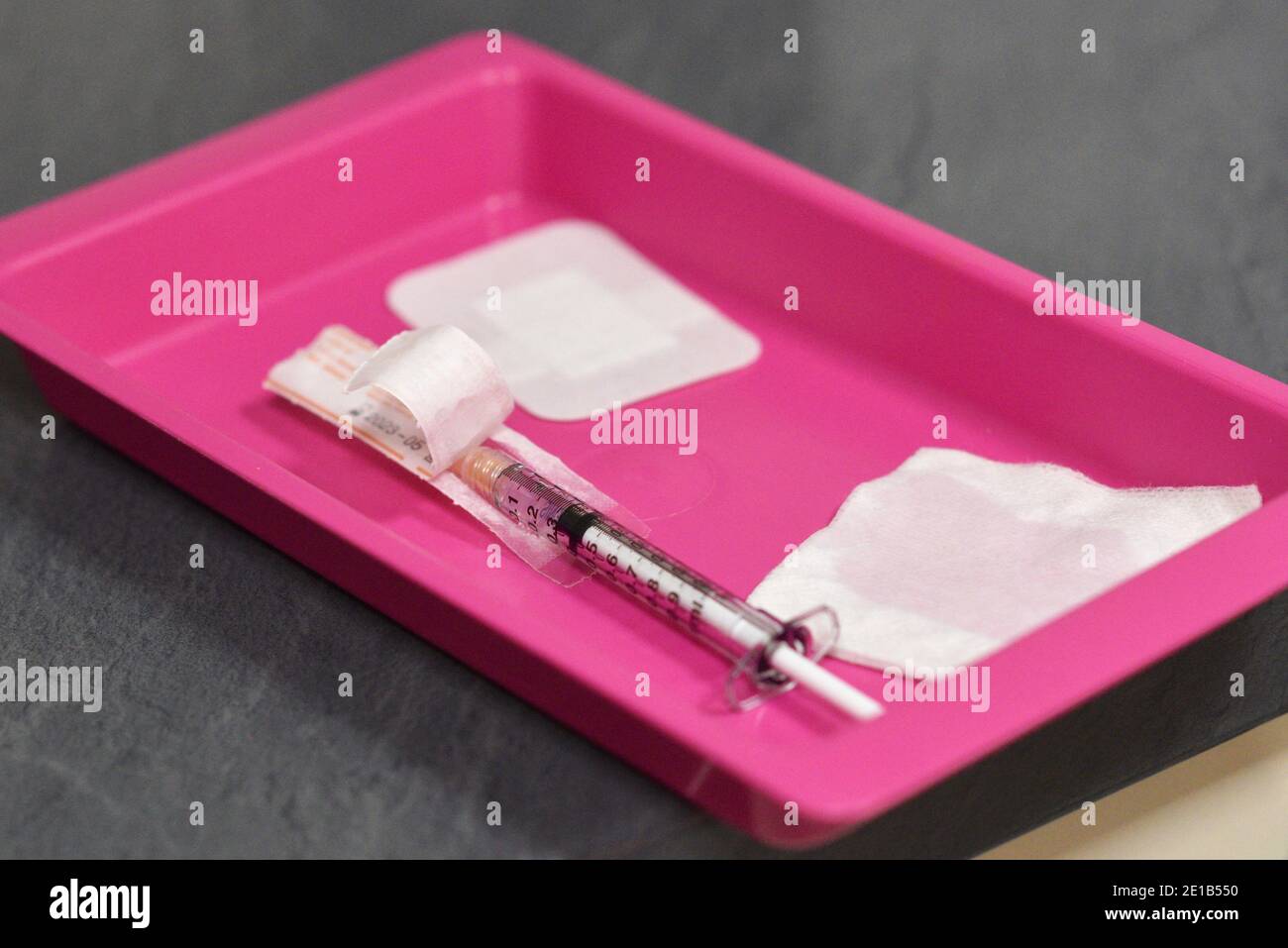Première vaccination contre le covid à la clinique de la Toussaint à Strasbourg. Les patients et les travailleurs de la santé reçoivent le vaccin Comirnaty de Pfizer Biontech. Ces injections sont faites dans un département de cette clinique du Groupe hospitalier Saint-Vincent, un établissement privé d'intérêt collectif et désigné comme site pilote par l'Agence régionale de santé (ARS) Grand est (Agence régionale de santé). 5 janvier 2021, à Strasbourg Nord-est de la France.photo de Nicolas Roses/ABACAPRESS.COM Banque D'Images
