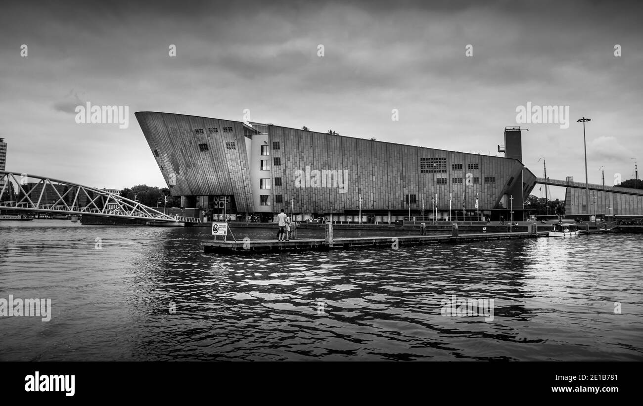 Noir et blanc photo du Musée maritime Nemo in Le port de la ville d'Amsterdam aux pays-Bas Banque D'Images