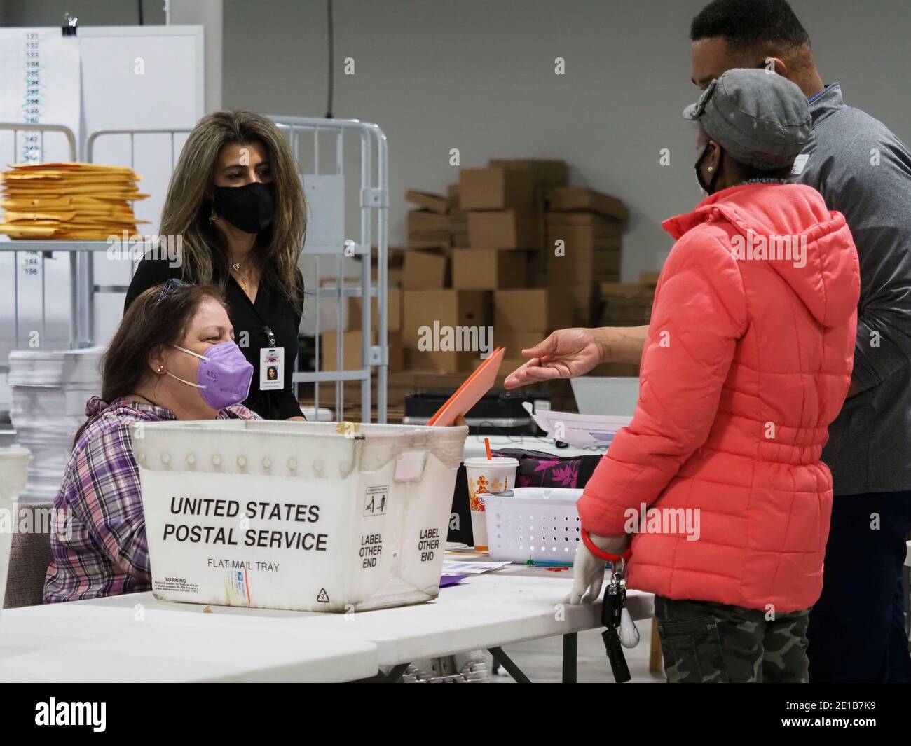 Lawrenceville, Géorgie, États-Unis. 5 janvier 2021. Les bulletins de vote provisoires sont reçus par les travailleurs électoraux pour traitement. Crédit : Sue Dorfman/ZUMA Wire/Alay Live News Banque D'Images