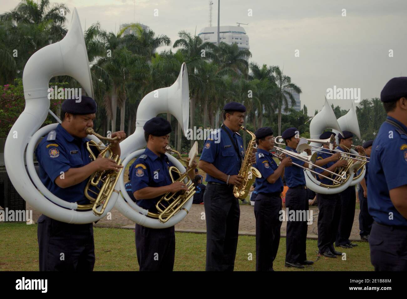 Jakarta, Indonésie. 26 février 2011. Des membres du corps musical de la brigade des pompiers de Jakarta participent à la répétition de la cérémonie en vue de la commémoration de l'anniversaire de l'organisation, qui se tiendra le 1er mars. Monument national, Jakarta, Indonésie. Banque D'Images