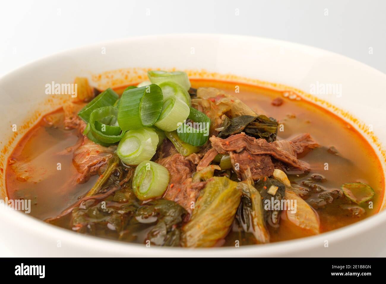 Soupe de bœuf sur fond blanc Banque D'Images