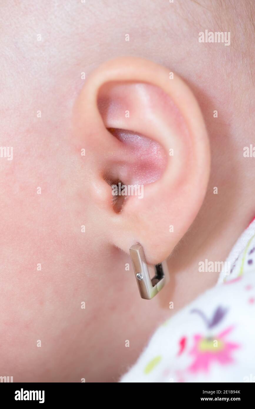 Gros plan d'une oreille de bébé avec contour d'oreille Banque D'Images