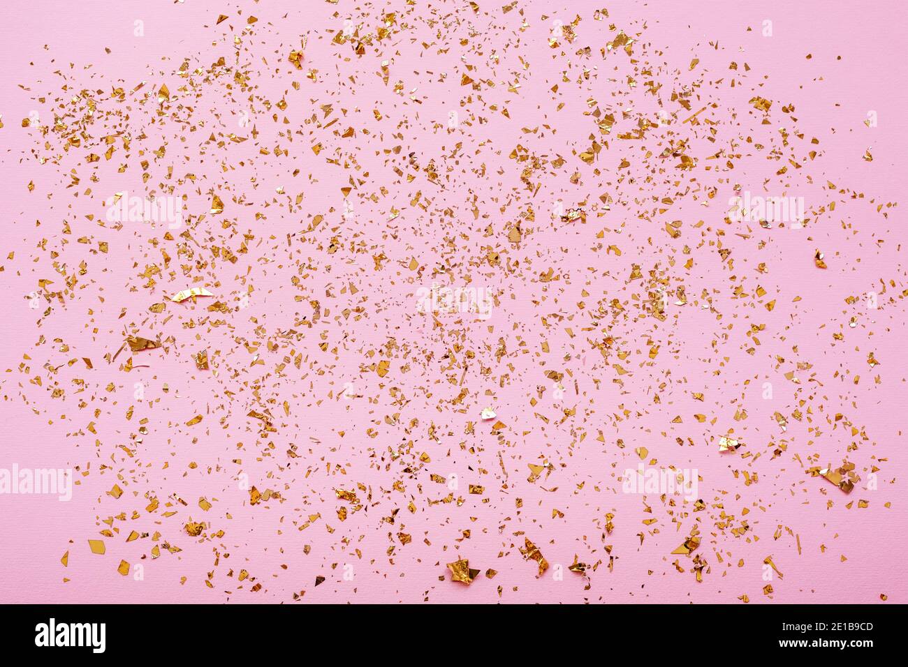 Fond de fête rose avec confettis dorés, texture Banque D'Images