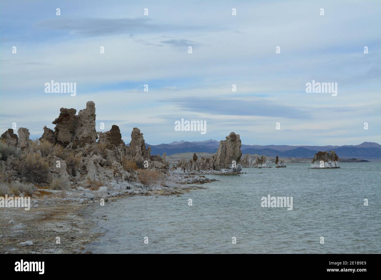 Magnifique Mono Lake Tufa State Natural Reserve dans l'est de la Californie un jour froid de décembre, tufa pinnacles au crépuscule Banque D'Images