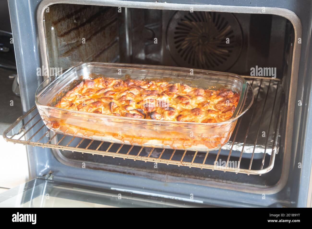 Gâteau lointain avec des pommes hors du four Banque D'Images