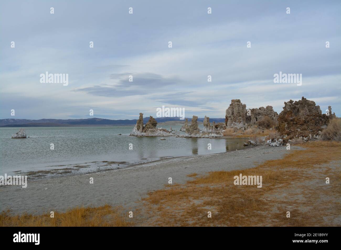 Magnifique Mono Lake Tufa State Natural Reserve dans l'est de la Californie un jour froid de décembre, tufa pinnacles au crépuscule Banque D'Images