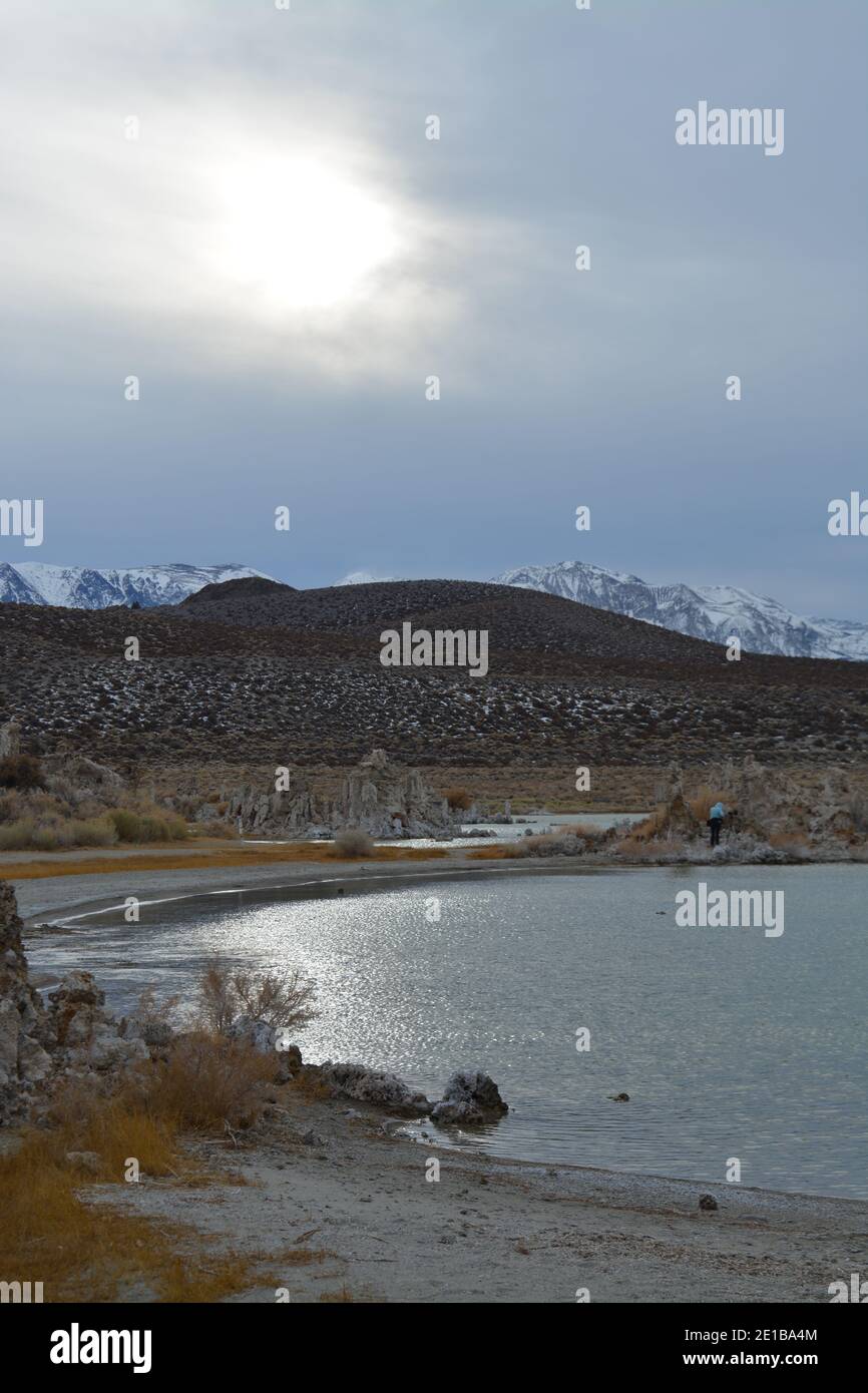 Magnifique Mono Lake Tufa State Natural Reserve dans l'est de la Californie un jour froid de décembre, tufa pinnacles au crépuscule Banque D'Images