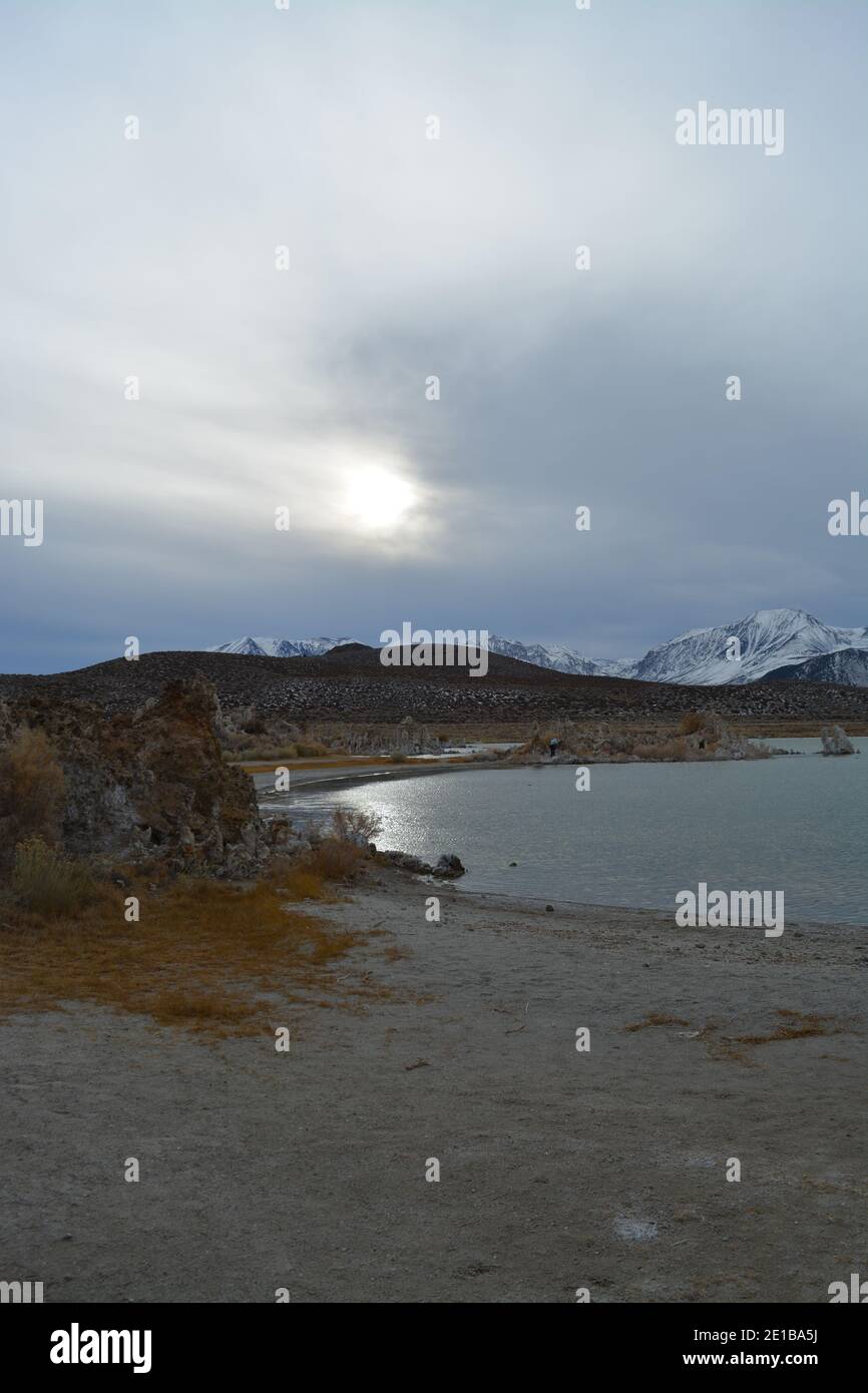 Magnifique Mono Lake Tufa State Natural Reserve dans l'est de la Californie un jour froid de décembre, tufa pinnacles au crépuscule Banque D'Images