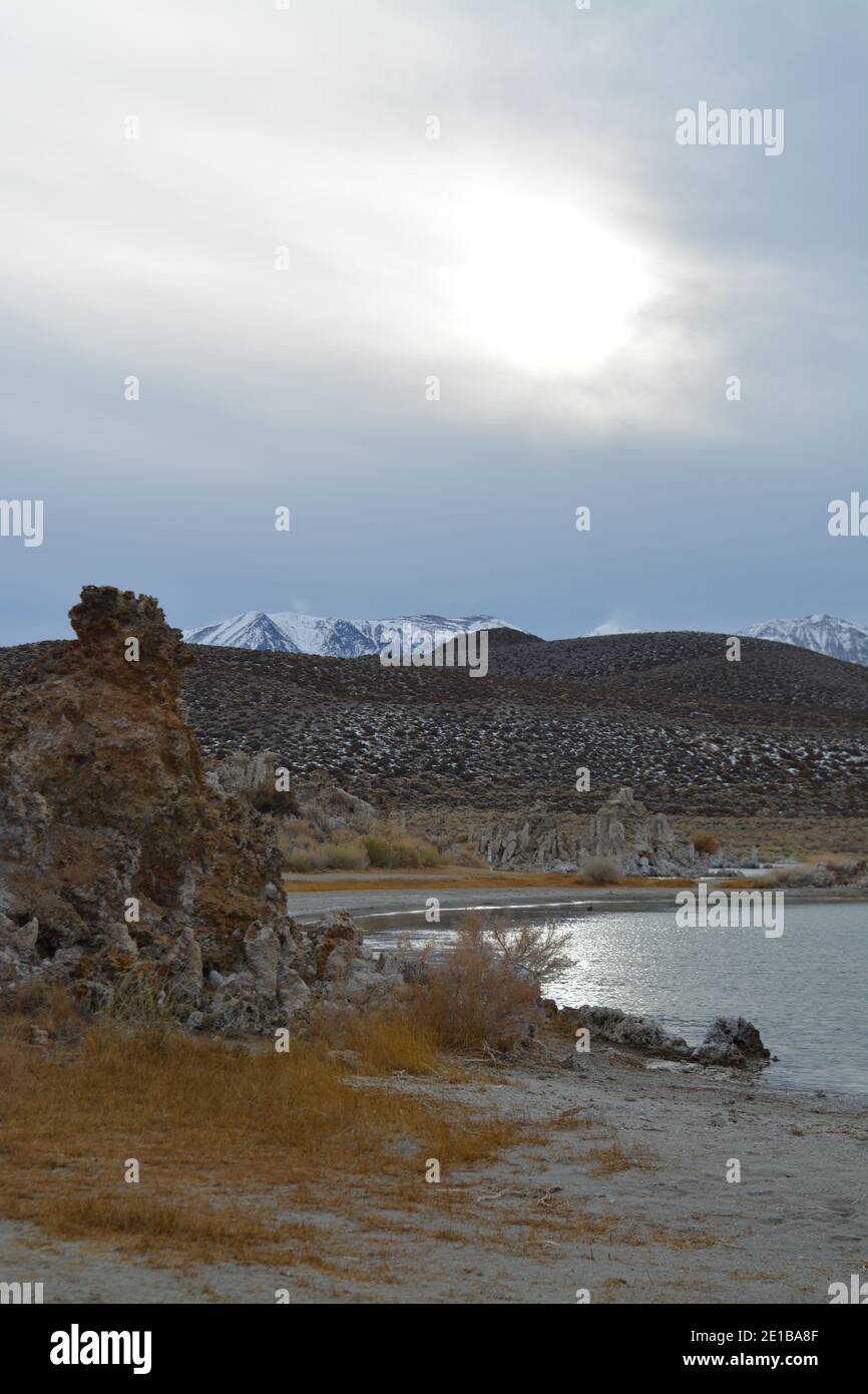 Magnifique Mono Lake Tufa State Natural Reserve dans l'est de la Californie un jour froid de décembre, tufa pinnacles au crépuscule Banque D'Images