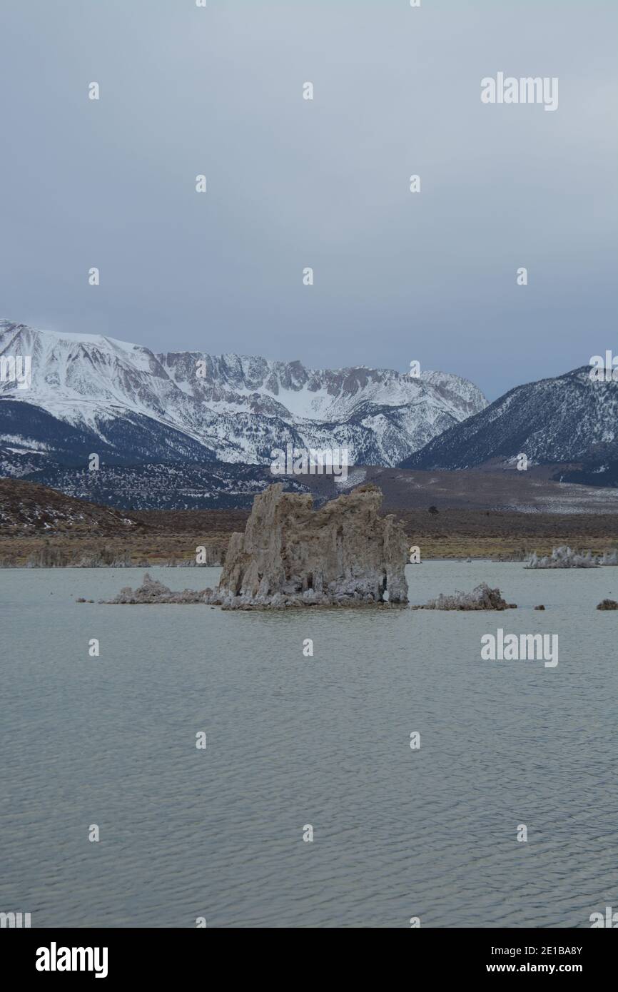 Magnifique Mono Lake Tufa State Natural Reserve dans l'est de la Californie un jour froid de décembre, tufa pinnacles au crépuscule Banque D'Images