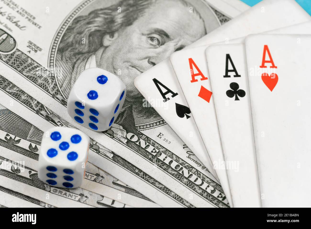 Dés, quatre as se trouvant sur des billets de dollars de gros plan. Concept de jeu de poker Banque D'Images