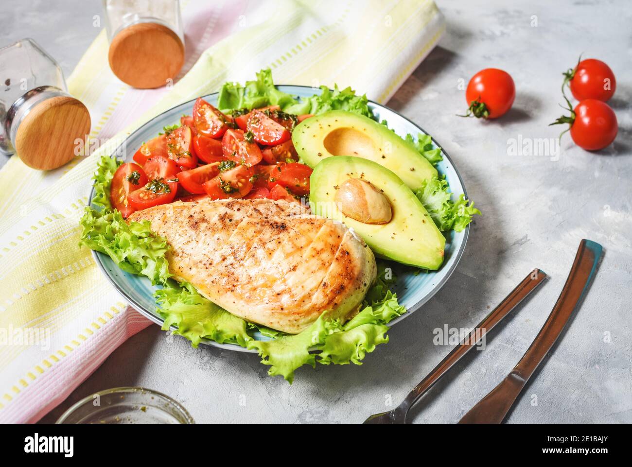 Bol à déjeuner Caprese avec poulet grillé et avocat sur un arrière-plan concret Banque D'Images