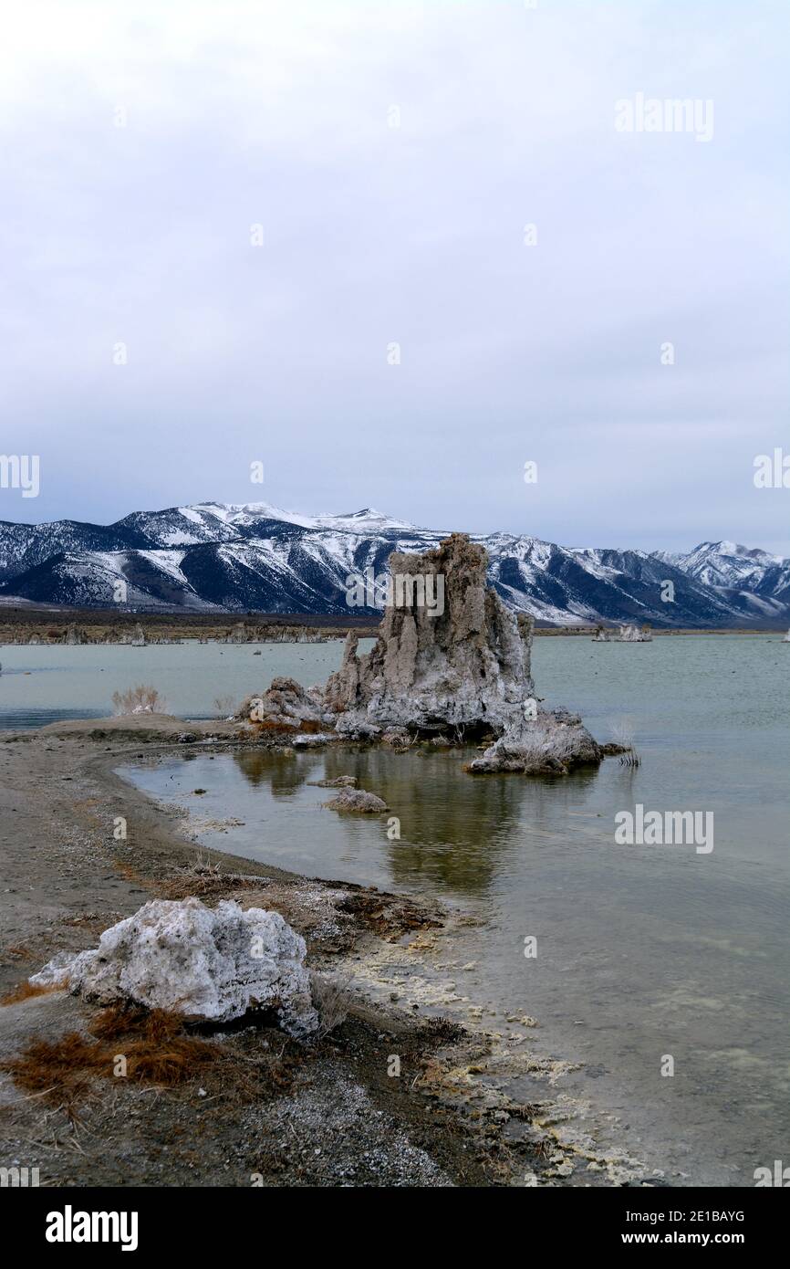 Magnifique Mono Lake Tufa State Natural Reserve dans l'est de la Californie un jour froid de décembre, tufa pinnacles au crépuscule Banque D'Images