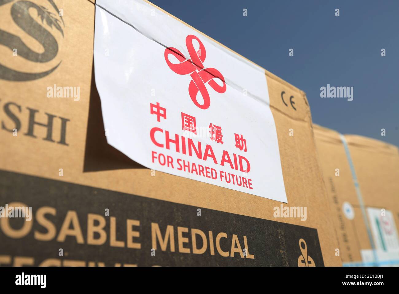 (210106) -- BEIJING, le 6 janvier 2021 (Xinhua) -- la photo prise le 8 octobre 2020 montre des fournitures anti-épidémiques en provenance de Chine lors de la cérémonie de passation de pouvoir à l'aéroport international Hamid Karzia à Kaboul, capitale de l'Afghanistan. (Photo de Rahmatullah Alizadah/Xinhua) Banque D'Images