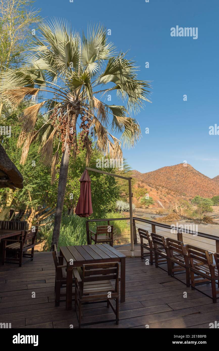 Terrasse en bois avec vue sur la rivière Kunene, Namibie Banque D'Images