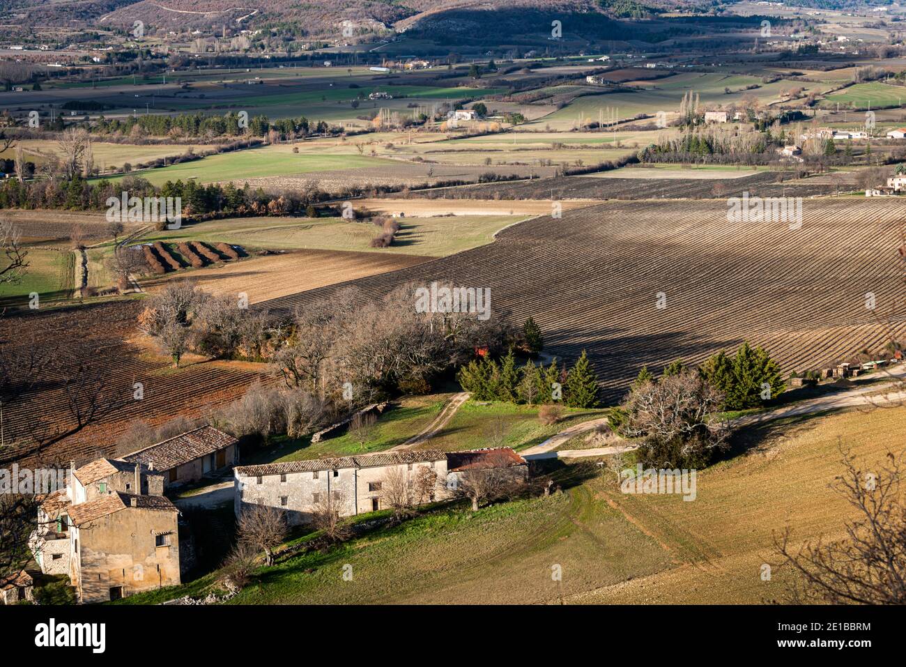Provence en hiver, paysage montrant des champs de lavande et de vieilles fermes près du mont ventoux Banque D'Images