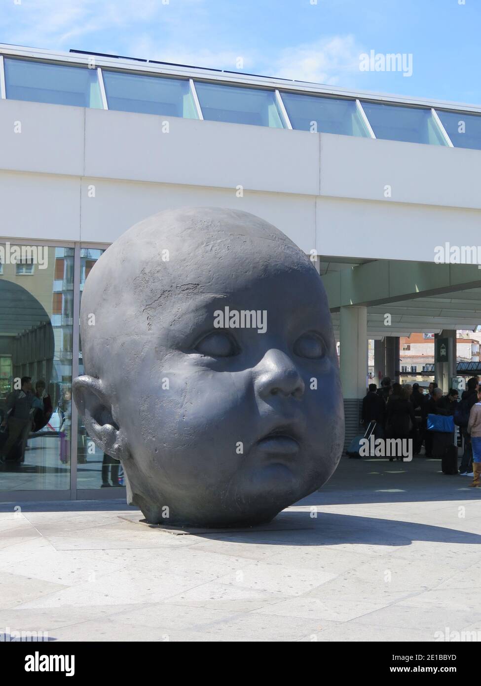 Madrid, Espagne avril 7 2016: Madrid Atocha Gare parpiste sculpture de tête de childs Banque D'Images
