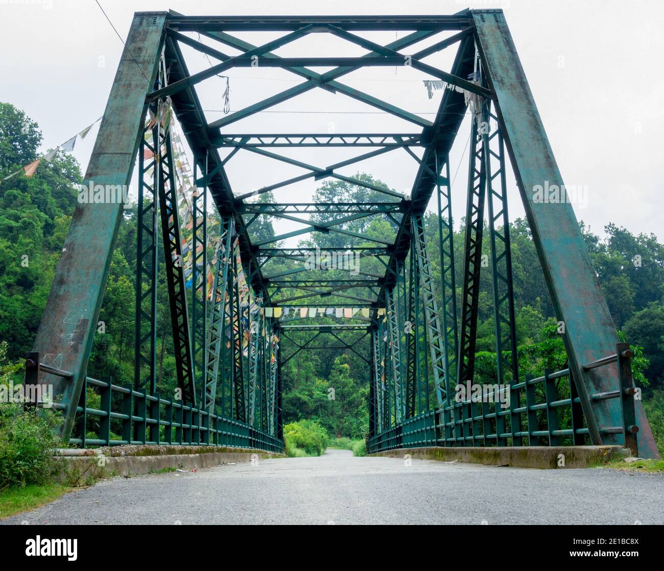 Un gros plan du pont de Truss pris de l'avant. Ce pont est peint en vert pour une protection contre la corrosion. Banque D'Images