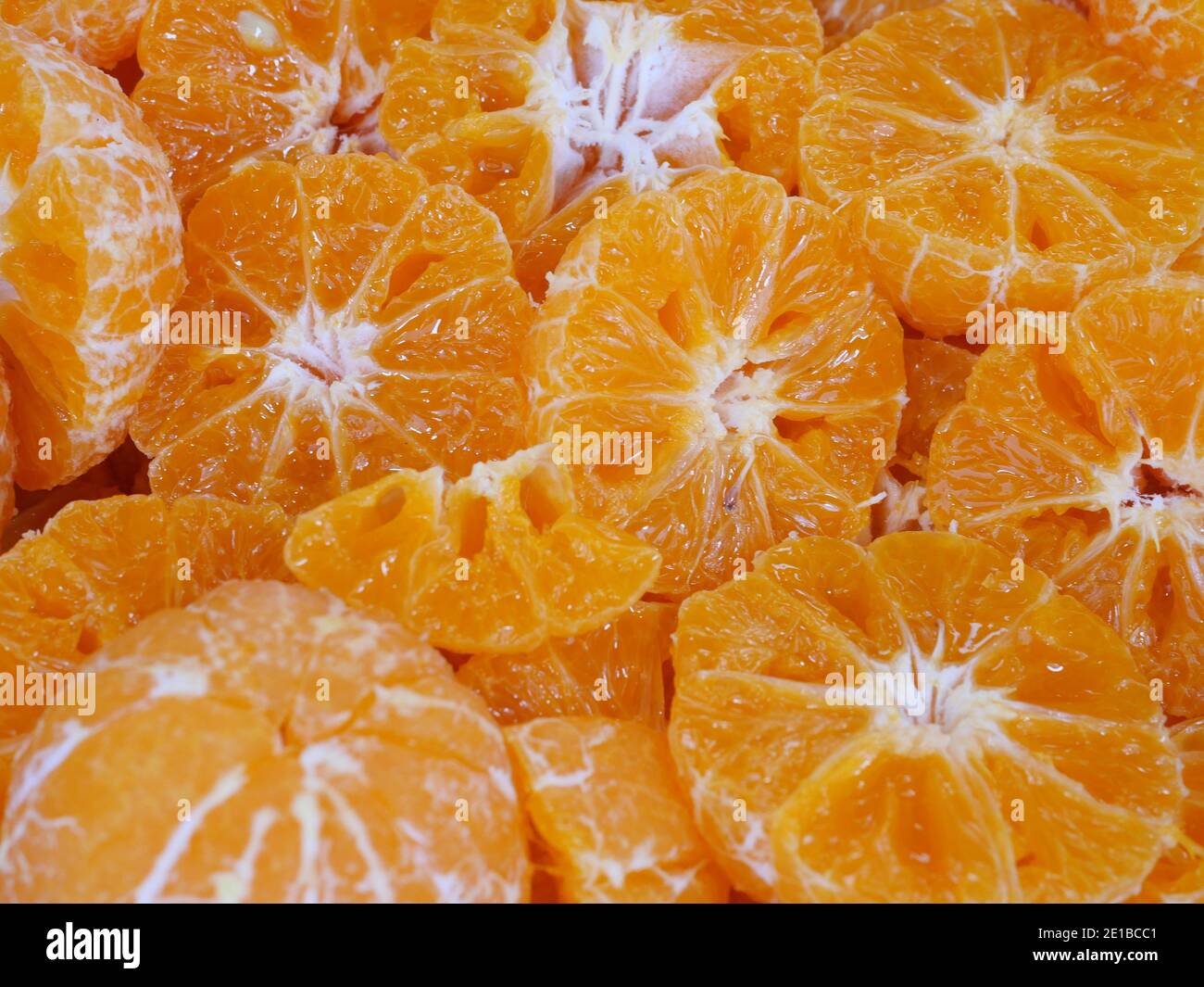 Groupe de fruits de mandarine de couleur orange tranchés, fond de nourriture de couleur fraîche Banque D'Images