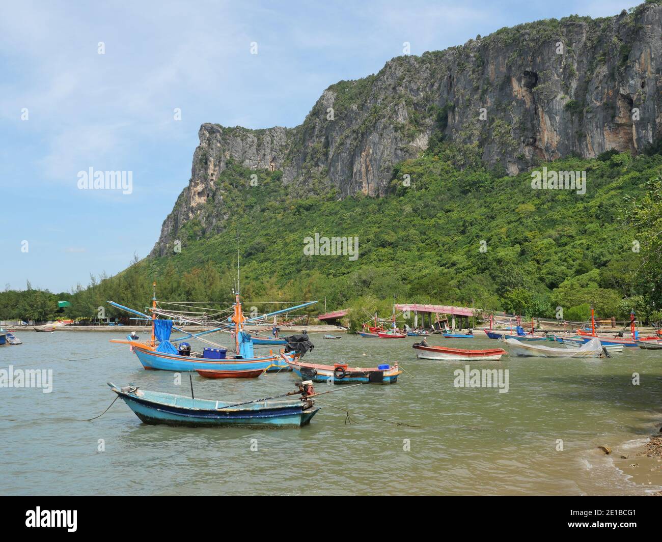 Chalutier et bateau de pêche en mer avec montagne avec pont et l'île à la baie de Prachuap, Prachuap Khiri Khan, Thaïlande Banque D'Images