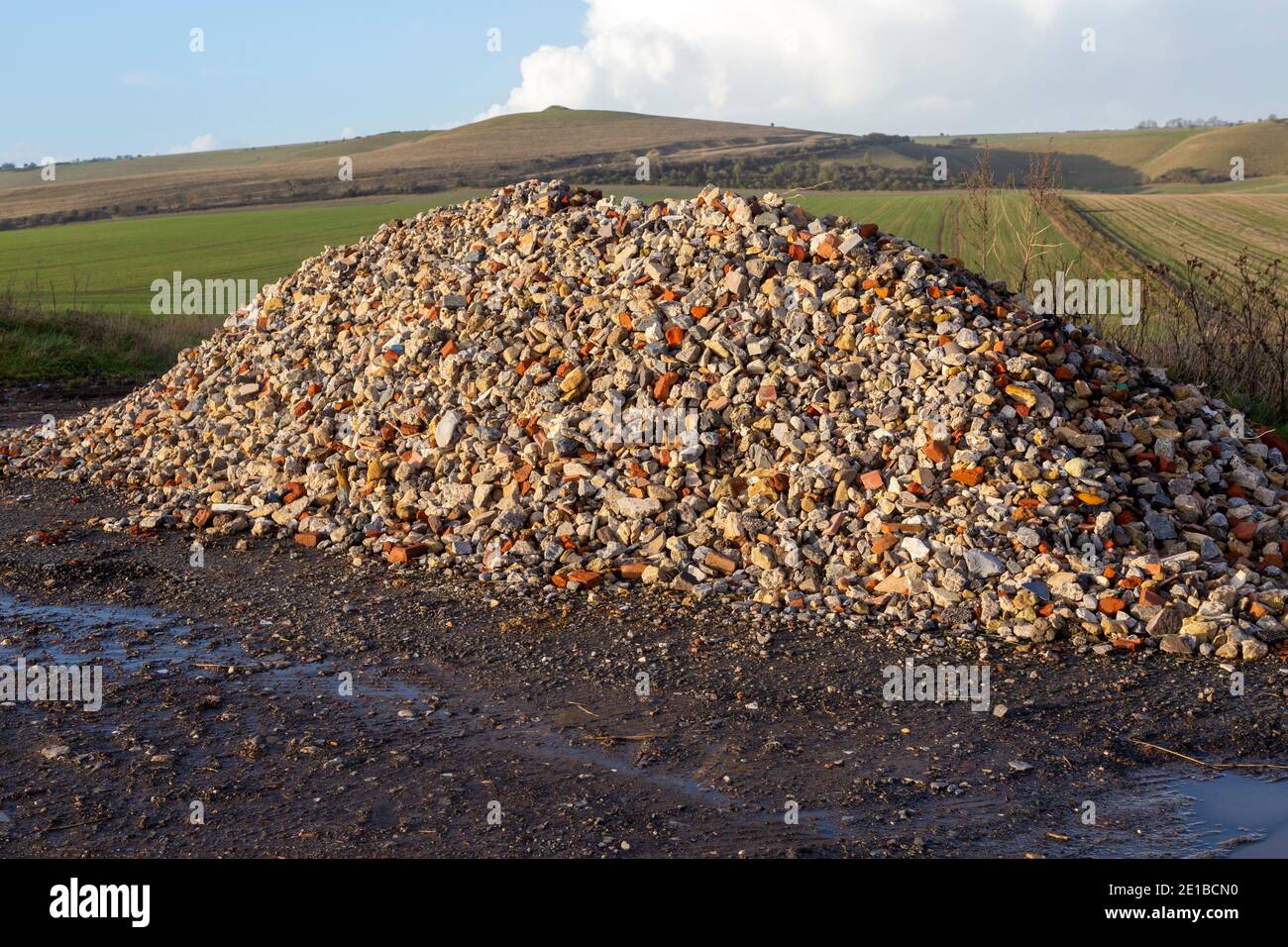 Pile de fragments de craie hardcore briques rouges brisées et pierres Pewsey Vale, Wiltshire, Angleterre, Royaume-Uni Banque D'Images